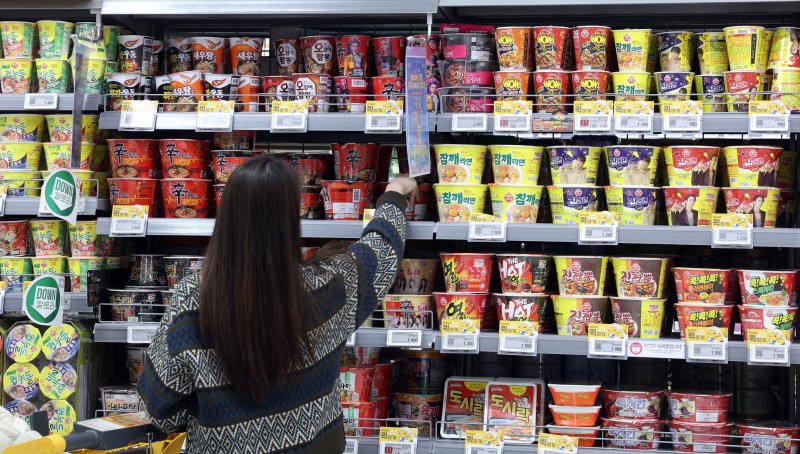 서울 한 대형마트 라면 진열대 모습. ⓒ News1 김명섭 기자