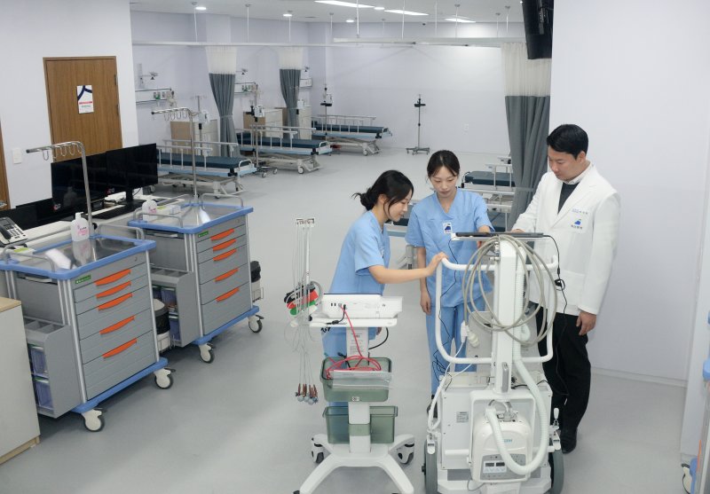 [전주=뉴시스] 김얼 기자 = 배규환(오른쪽) 새강병원 병원장이 응급실에서 간호사들과 의료 기기를 살펴보고 있다. 2026.01.24. pmkeul@newsis.com