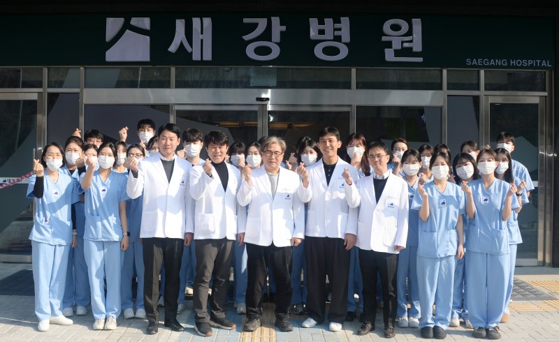 [전주=뉴시스] 김얼 기자 = 배규환·이종명·송하헌·김성탁·유정근 새강병원 공동병원장을 비롯한 의료진들이 기념촬영을 하고 있다. . 2026.01.24. pmkeul@newsis.com