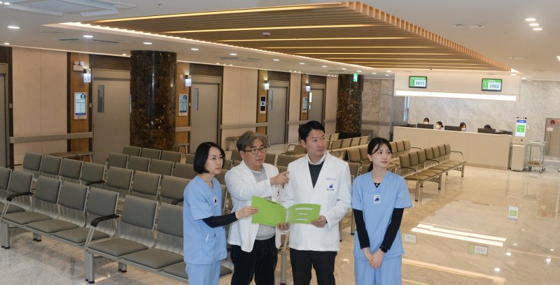 [전주=뉴시스] 김얼 기자 = 송하헌(왼쪽 두번째)·배규환(오른쪽 두번째) 새강병원 병원장을 비롯한 의료진이 병원 로비에서 장내를 둘러보고 있다. 2026.01.24. pmkeul@newsis.com