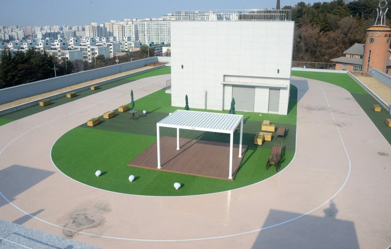 [전주=뉴시스] 김얼 기자 = 새강병원 옥상에 마련된 치유정원은 환자들의 재활치료를 위한 트랙이 설치되어 있다. 2026.01.24. pmkeul@newsis.com