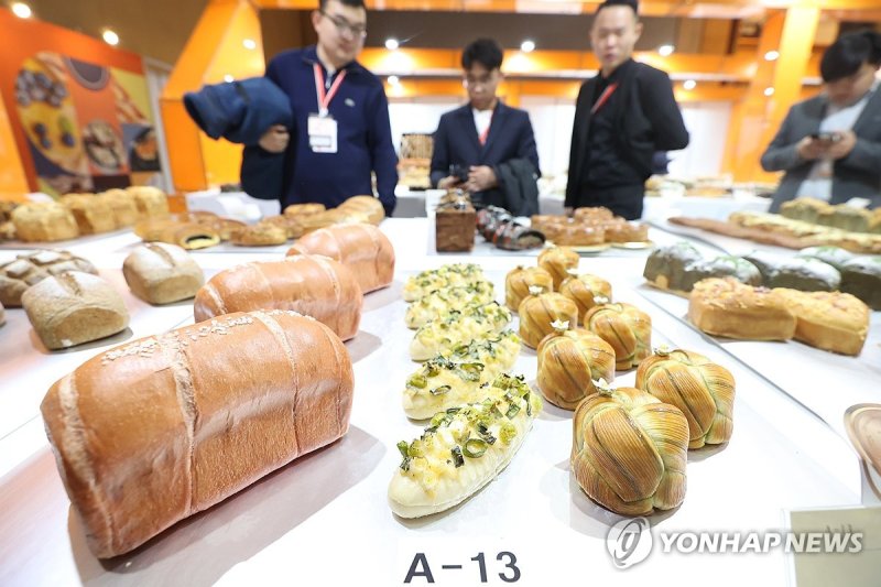 베이커리페어에서 참관객들이 전시를 둘러보고 있는 모습 (출처=연합뉴스)