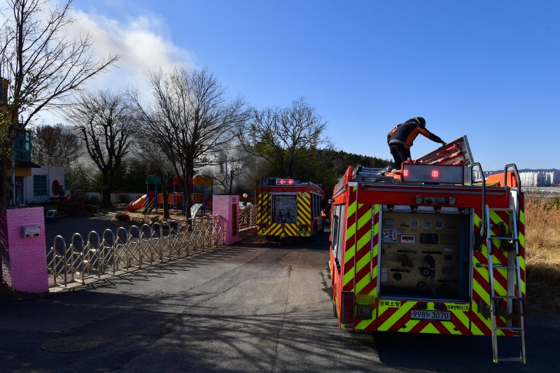 25일 오전 11시20분쯤 경북 포항시 북구 삼흥로 501번길에 있는 조립식 주택 공사 현장 뒷편 대나무 밭에서 원인을 알 수 없는 불이 났다. 신고를 받고 출동한 119대원들이 진화작업에 나서고 있다. ⓒ News1 최창호 기자