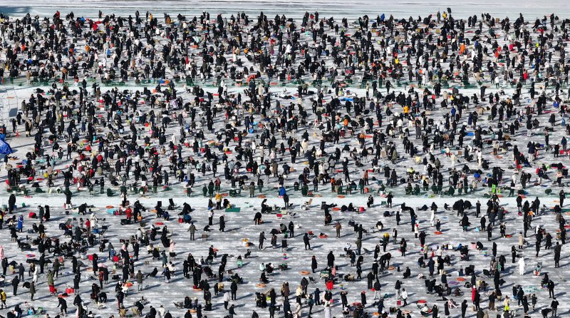 25일 강원도 화천군 화천천 일대에서 열린 '2026 화천 산천어축제'에서 관광객들이 얼음낚시를 즐기고 있다. 2026.1.25/뉴스1 ⓒ News1 구윤성 기자