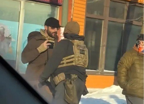 이민단속 요원들에게 제압되기 전 제프리 프레티 (출처=연합뉴스)