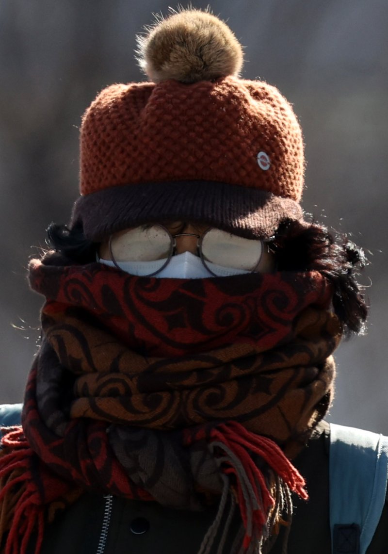 [서울=뉴시스] 추상철 기자 = 한파가 이어진 25일 오후 서울 종로구 광화문광장에서 몸을 꽁꽁 싸맨 시민이 이동하고 있다. 2026.01.25. scchoo@newsis.com