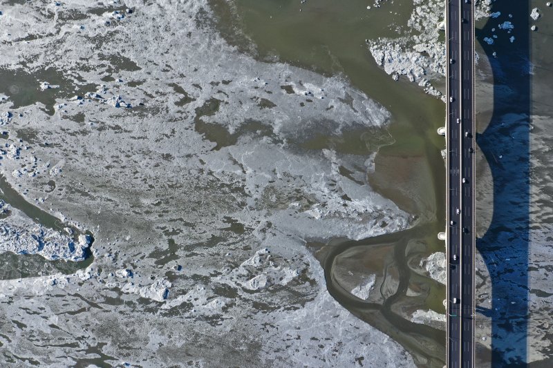 [김포=뉴시스] 황준선 기자 = 연일 한파가 이어지고 있는 25일 경기 김포시 일산대교 일대 한강에 유빙이 떠다니고 있다. 2026.01.25. hwang@newsis.com