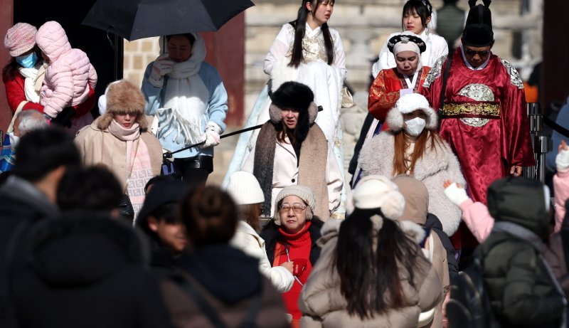 [서울=뉴시스] 추상철 기자 = 한파가 이어진 25일 오후 서울 종로구 경복궁에서 몸을 꽁꽁 싸맨 외국인 관광객이 이동하고 있다. 2026.01.25. scchoo@newsis.com