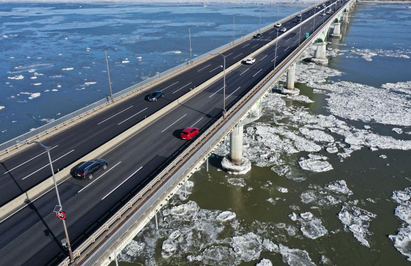 [김포=뉴시스] 황준선 기자 = 연일 한파가 이어지고 있는 25일 경기 김포시 일산대교 일대 한강에 유빙이 떠다니고 있다. 2026.01.25. hwang@newsis.com