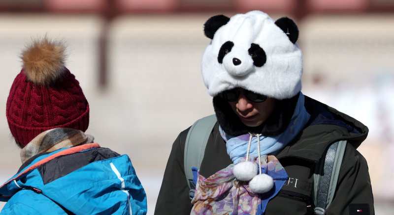 [서울=뉴시스] 추상철 기자 = 한파가 이어진 25일 오후 서울 종로구 경복궁에서 몸을 꽁꽁 싸맨 외국인 관광객이 이동하고 있다. 2026.01.25. scchoo@newsis.com
