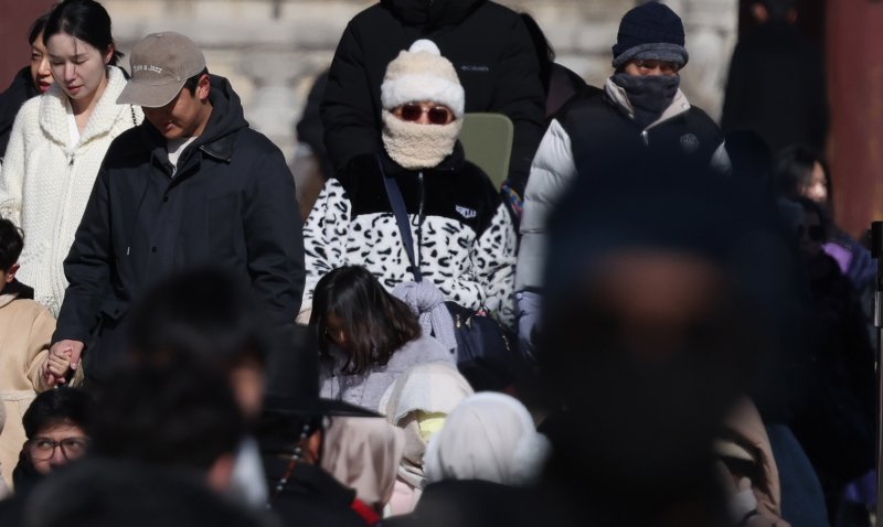 [서울=뉴시스] 추상철 기자 = 한파가 이어진 25일 오후 서울 종로구 경복궁에서 몸을 꽁꽁 싸맨 외국인 관광객이 이동하고 있다. 2026.01.25. scchoo@newsis.com