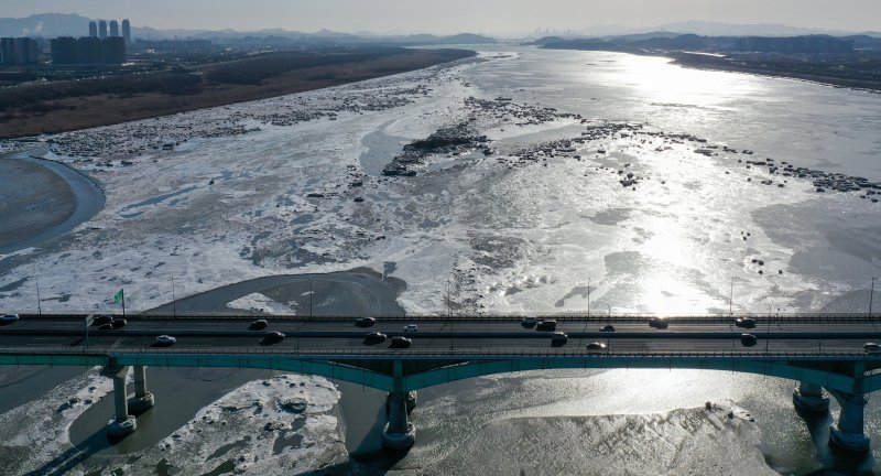 [김포=뉴시스] 황준선 기자 = 연일 한파가 이어지고 있는 25일 경기 김포시 일산대교 일대 한강에 유빙이 떠다니고 있다. 2026.01.25. hwang@newsis.com
