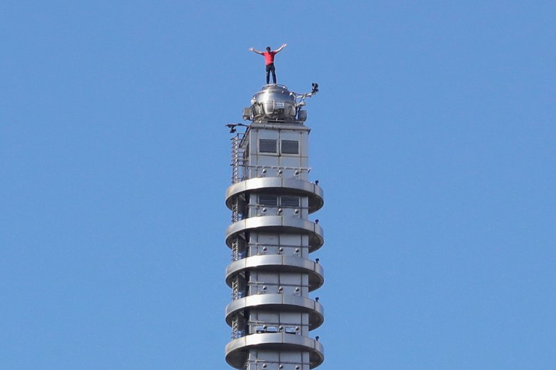 미국의 암벽 등반가 알렉스 호놀드가 25일 대만 타이베이의 초고층 빌딩 타이베이 101을 안전장비 없이 등반하는 데 성공했다. 호놀드가 건물 꼭대기에 서있는 모습. /사진=뉴시스