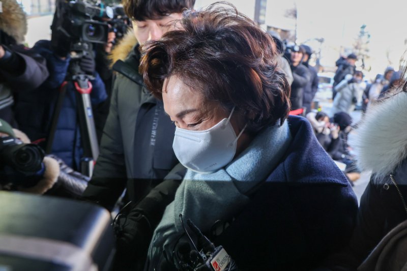김병기 무소속 의원의 배우자 이 모 씨가 22일 오후 마포구 서울경찰청 공공범죄수사대에서 법인카드 유용 의혹과 관련 피의자 신분으로 조사를 받기 위해 출석하고 있다. 2026.1.22/뉴스1 ⓒ News1 안은나 기자