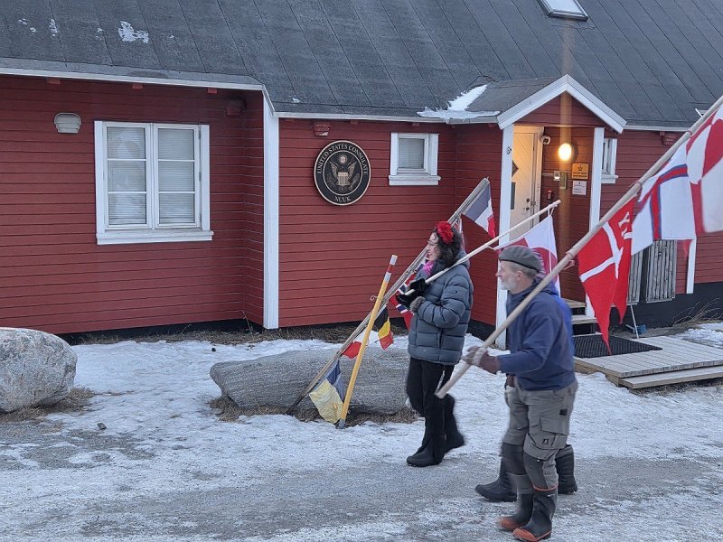 미국 영사관 앞에서 항의 시위하는 그린란드 주민들 (출처=연합뉴스)
