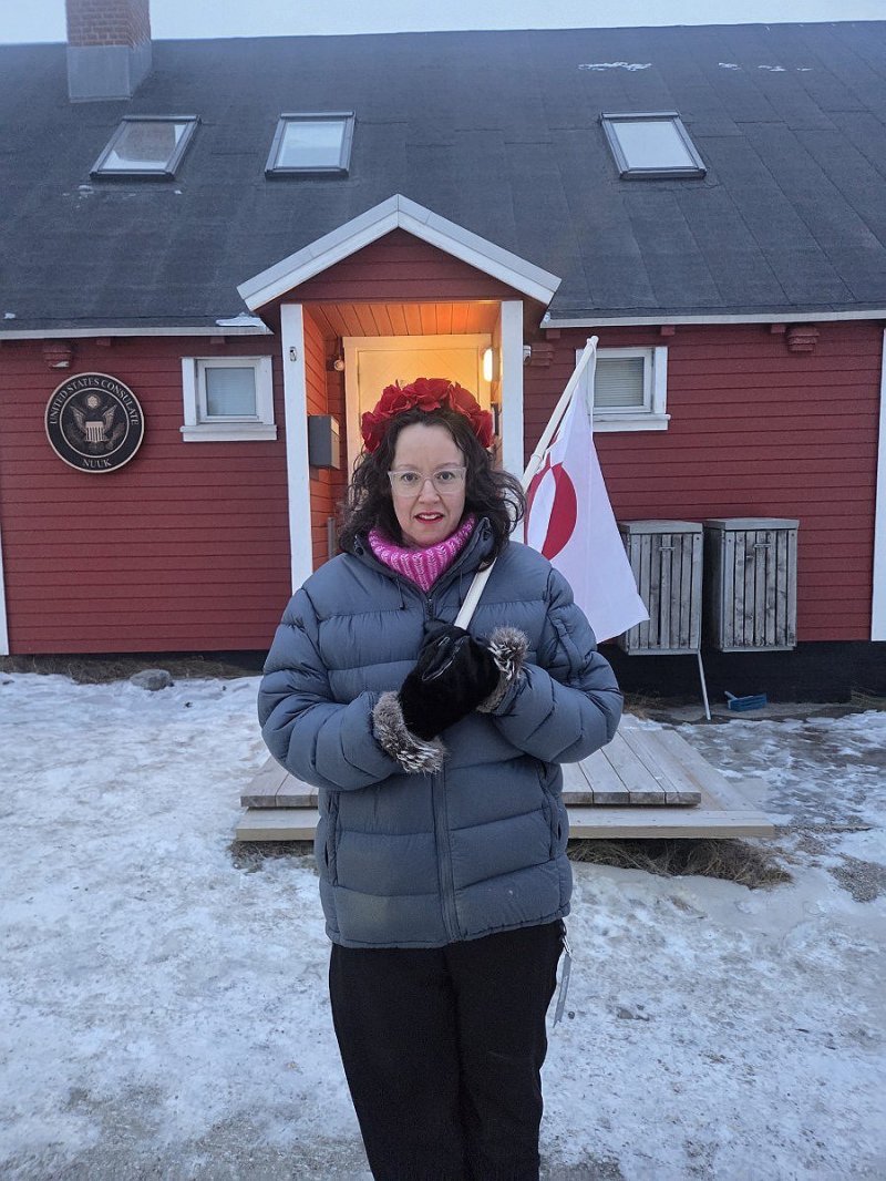 미국 영사관 앞에서 1인 시위에 나선 그린란드 주민 (출처=연합뉴스)