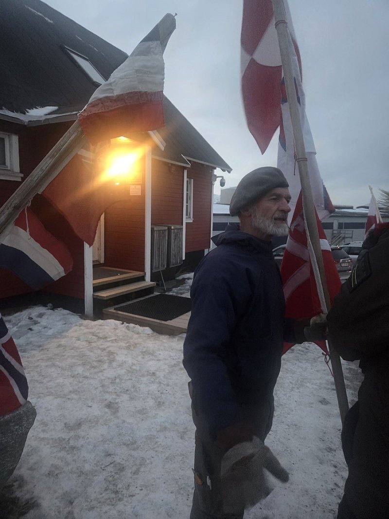 미국 영사관 앞에서 시위를 펼치는 그린란드 주민 옌스 (출처=연합뉴스)
