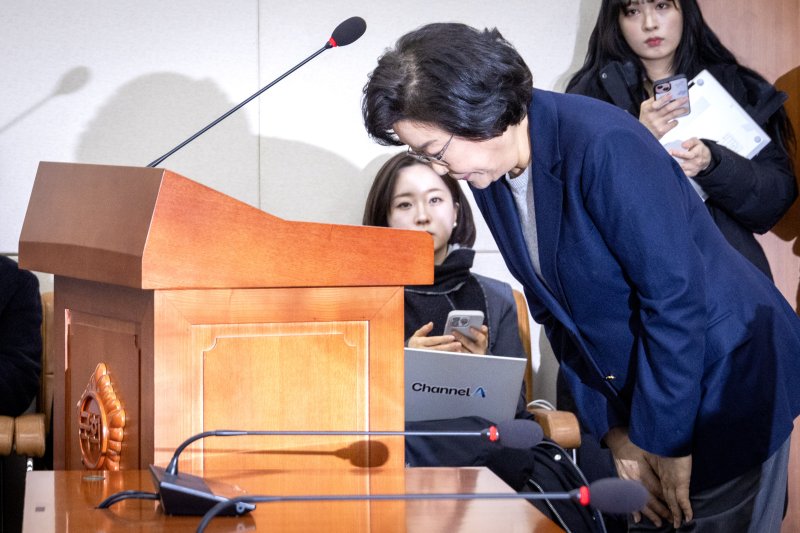 [서울=뉴시스] 고승민 기자 = 이혜훈 기획예산처 장관 후보자가 23일 오전 서울 여의도 국회 재정경제기획위원회 전체회의에서 열린 인사청문회에서 모두발언 도중 성숙하지 못한 언행해 대해 고개 숙여 사과하고 있다.(공동취재) 2026.01.23. photo@newsis.com