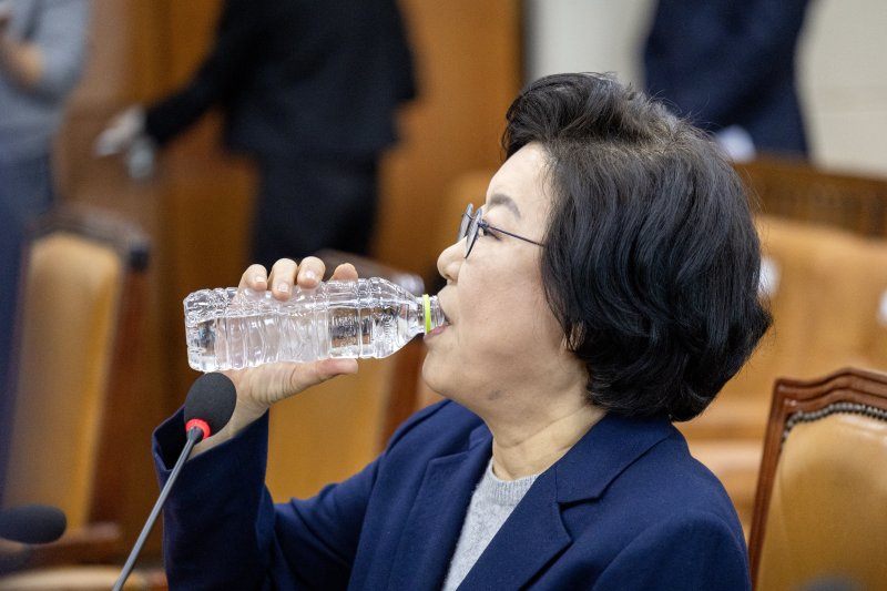 [서울=뉴시스] 고승민 기자 = 이혜훈 기획예산처 장관 후보자가 23일 오전 서울 여의도 국회 재정경제기획위원회 전체회의에서 열린 인사청문회에서 물을 마시고 있다.(공동취재) 2026.01.23. photo@newsis.com