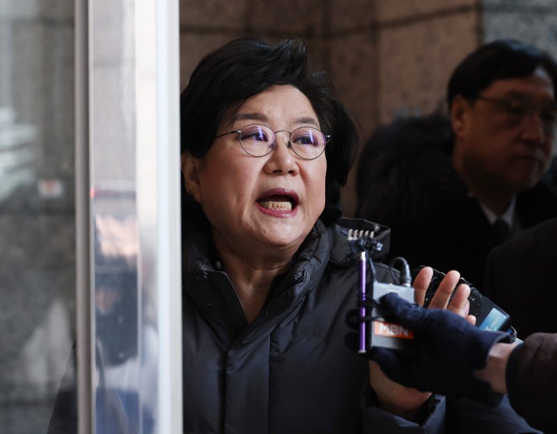 [서울=뉴시스] 김진아 기자 = 이혜훈 기획예산처 장관 후보자가 8일 서울 중구 예금보험공사에 마련된 청문회 준비 사무실로 출근하며 취재진 질문에 답하고 있다. 2025.01.08. bluesoda@newsis.com