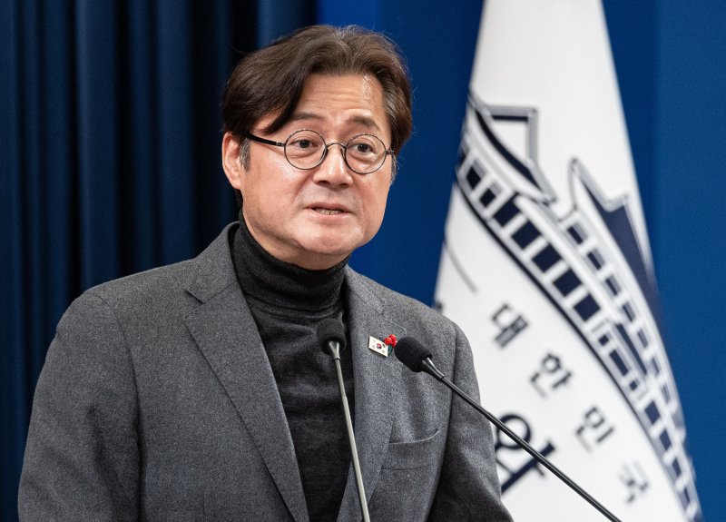 홍익표 정무수석이 25일 청와대 춘추관에서 현안 관련 브리핑을 하고 있다. 홍 정무수석은 브리핑을 통해 "이재명 대통령은 이혜훈 기획예산처 장관 후보자에 대한 사회 각계각층의 다양한 의견을 경청하고, 인사청문회와 그 이후의 국민적 평가를 유심히 살펴봤다＂며 ＂숙고와 고심 끝에 이 후보자의 지명을 철회하기로 결정했다＂고 말했다. 2026.1.25/뉴스1 ⓒ News1 이재명 기자