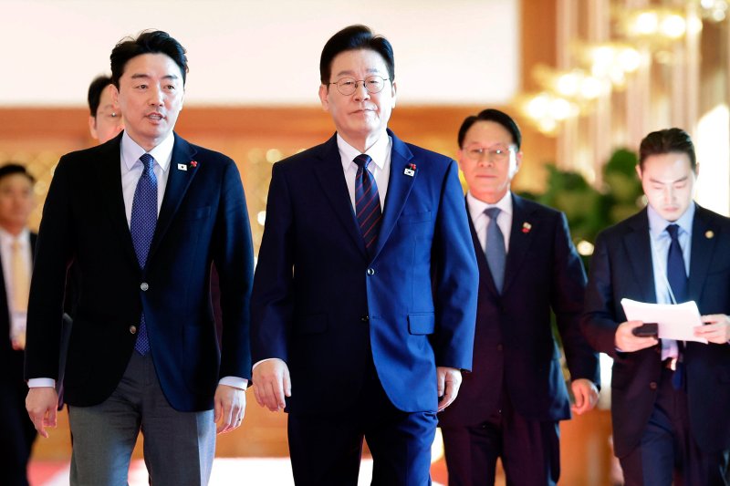 이재명 대통령이 22일 청와대에서 열린 수석보좌관회의에 강훈식 비서실장과 함께 입장하고 있다. (청와대통신사진기자단) 2026.1.22/뉴스1 ⓒ News1 허경 기자