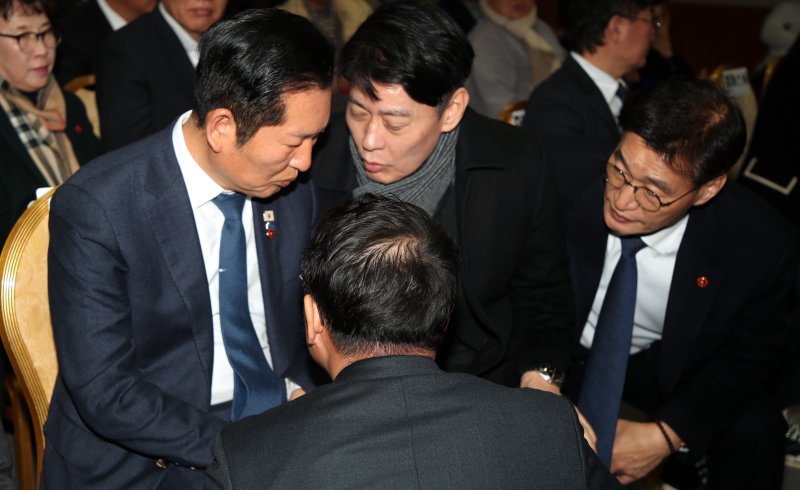 정청래 더불어민주당 대표가 25일 오후 제주상공회의소에서 열린 지지자 모임 청솔포럼 비전선포식 특별강연 직후 한민수 당대표 비서실장 등으로부터 이해찬 전 총리 별세에 대해 보고받고 있다. 2026.1/25/뉴스1 2026.1.25/뉴스1 ⓒ News1 강승남 기자