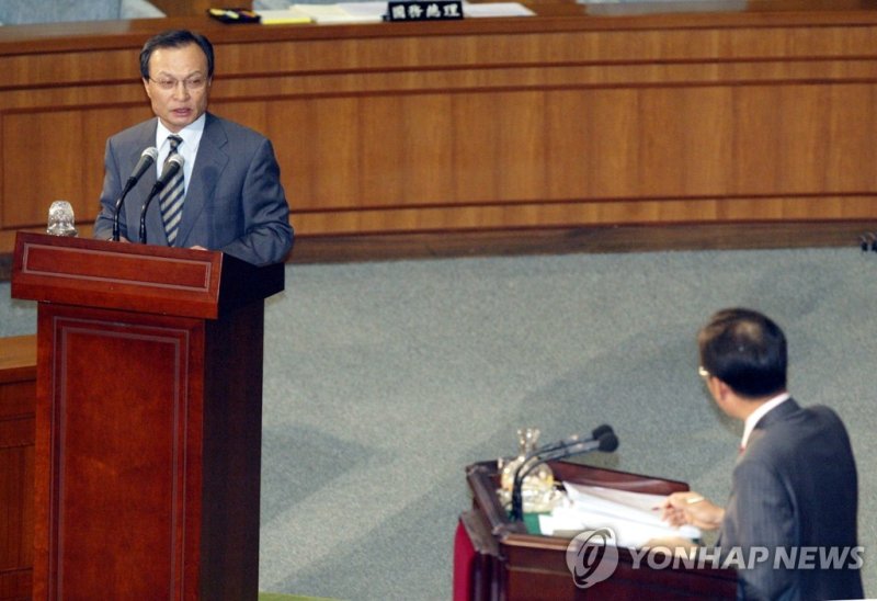 한나라당 홍준표 의원 대정부질문에 답변하는 이해찬 총리 (출처=연합뉴스)