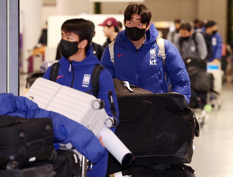 한국 23세 이하(U-23) 대표팀 선수들이 25일 인천국제공항 제1여객터미널을 통해 귀국하고 있다. 이민성 감독이 지휘한 한국 U-23 대표팀은 지난 24일(한국 시간) 사우디아라비아 제다의 킹 압둘라 스포츠시티 홀 스타디움에서 치러진 대회 3·4위전에서 베트남과 전·후반 90분을 2-2로 비긴 뒤 연장전을 거쳐 승부차기에서 6-7로 져 아시안컵을 4위로 마쳤다.뉴시스