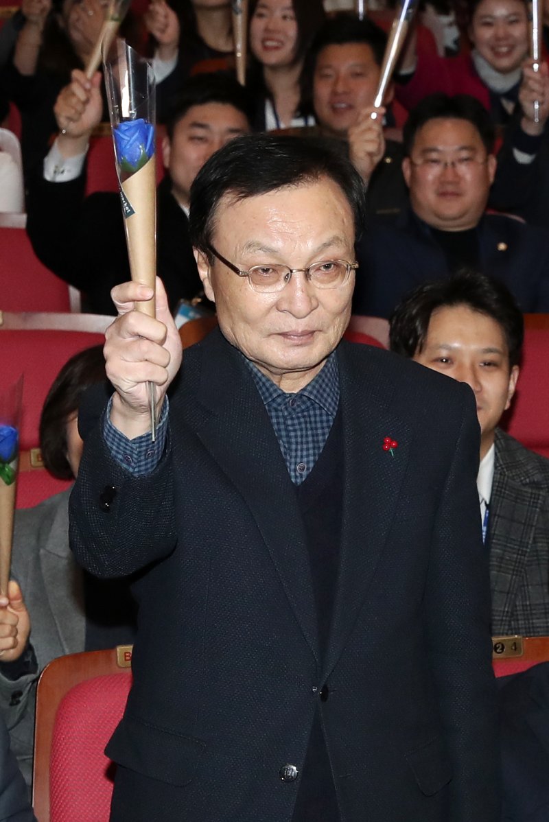 베트남 출장 중 심근경색으로 위중한 상태에 빠졌던 이해찬 민주평화통일자문회의 수석부의장이 25일 베트남 호찌민에서 향년 73세를 일기로 별세했다. 사진은 지난 2018년 12월 16일 서울 여의도 국회의원회관에서 열린 전국청년위원회 출범식에 참석해 파란장미를 흔들며 참석자들에게 인사하는 모습. 2026.1.25/뉴스1