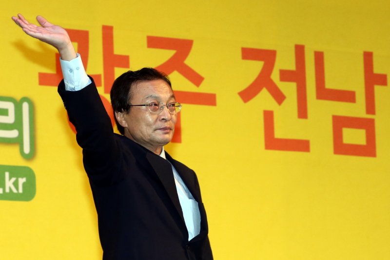 베트남 출장 중 심근경색으로 위중한 상태에 빠졌던 이해찬 민주평화통일자문회의 수석부의장이 25일 베트남 호찌민에서 향년 73세를 일기로 별세했다. 사진은 지난 2012년 9월 6일 전남 광주 염주체육관에서 열린 제18대 대통령선거후보자 선출을 위한 광주,전남 합동연설회에 참석해 당원들에게 손을 들어 인사하는 모습. 2026.1.25/뉴스1