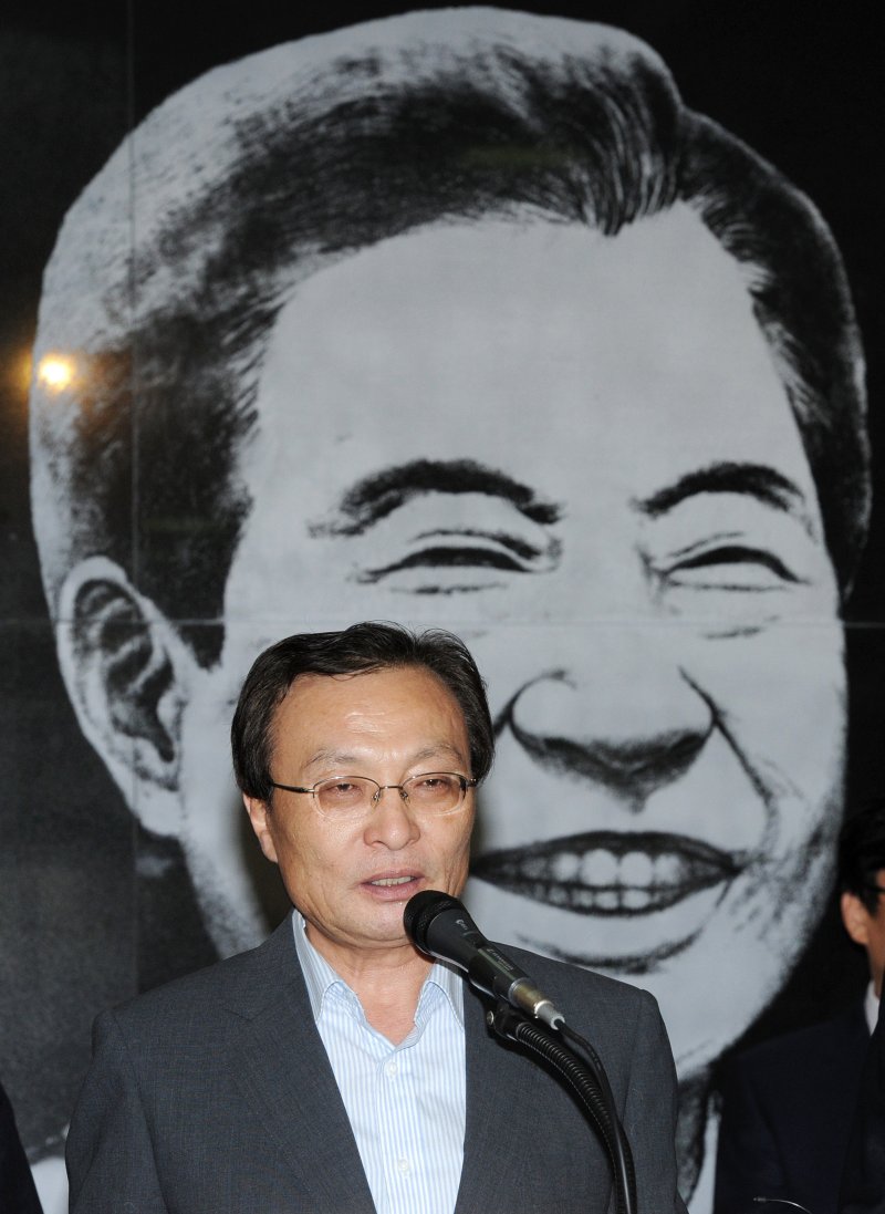 베트남 출장 중 심근경색으로 위중한 상태에 빠졌던 이해찬 민주평화통일자문회의 수석부의장이 25일 베트남 호찌민에서 향년 73세를 일기로 별세했다. 사진은 지난 2012년 8월 6일 서울 동교동 김대중도서관에서 열린 '김대중 대통령 서거 3주기 추모 휘호·어록전' 개막식에서 인사말 하는 모습. 2026.1.25/뉴스1