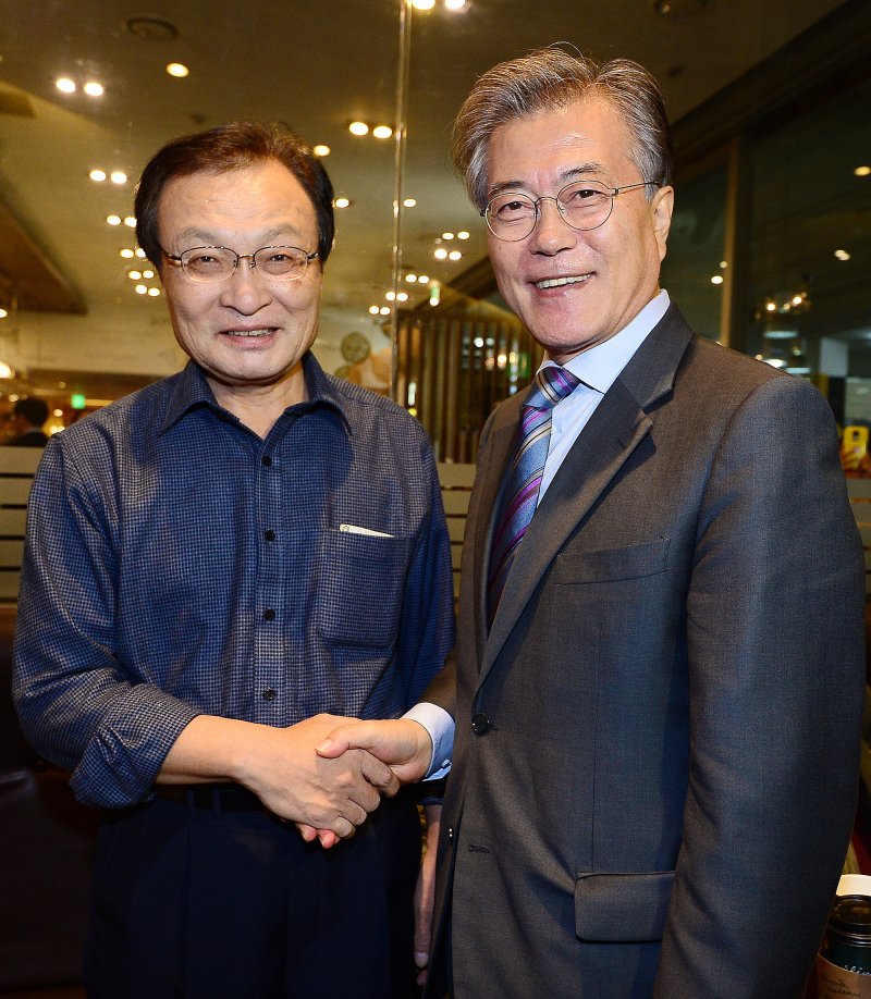 베트남 출장 중 심근경색으로 위중한 상태에 빠졌던 이해찬 민주평화통일자문회의 수석부의장이 25일 베트남 호찌민에서 향년 73세를 일기로 별세했다. 사진은 지난 2016년 10월 20일 당시 문재인 전 더불어민주당 대표와 서울 서대문구 이화여대 아트하우스 모모영화관에서 열린 제3회 사람사는세상 영화제 개막식에서 인사 나누는 모습. 2026.1.25/뉴스1