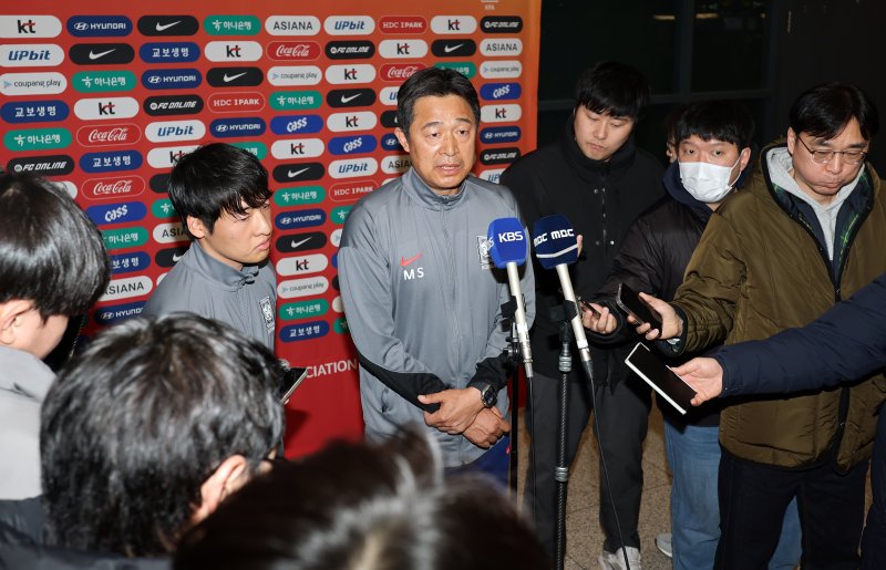 이민성 대한민국 23세 이하(U-23) 축구 대표팀 감독이 25일 오후 인천국제공항을 통해 귀국 후 인터뷰를 하고 있다. 이민성 감독이 이끄는 축구 대표팀은 김상식 감독의 베트남에 승부차기 끝에 충격적인 패배를 당하며 아시아축구연맹(AFC) U-23 아시안컵을 4위로 마감했다.뉴스1