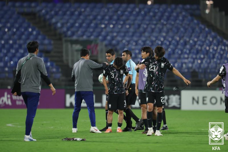 대한민국 23세 이하(U-23) 축구 대표팀 선수들이 24일(한국시간) 사우디아라비아 제다의 킹 압둘라 스포츠 시티 홀 스타디움에서 열린 아시아축구연맹(AFC) U-23 아시안컵 베트남과의 3·4위전에서 승부차기 끝에 패배한 뒤 아쉬워하고 있다.대한축구협회 제공