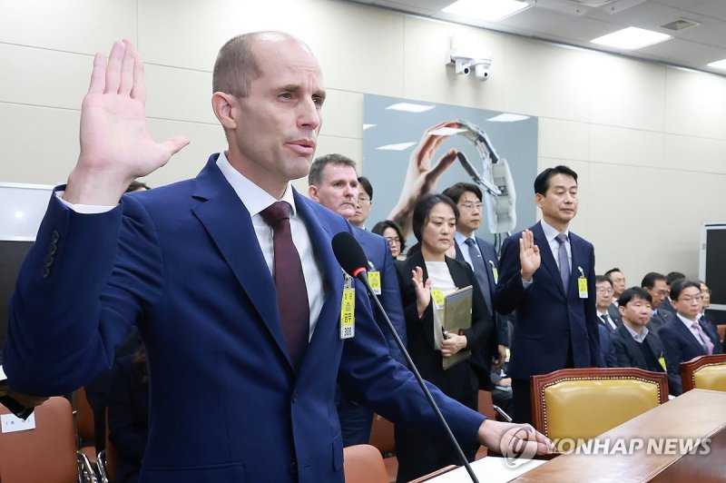 증인 선서하는 로저스 쿠팡 대표 (출처=연합뉴스)