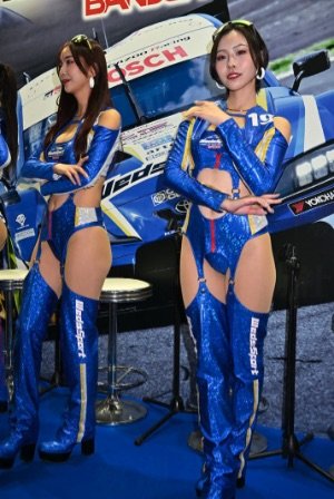 [뉴시스] 도쿄 오토살롱에서 포즈를 취하고 있는 모터스포츠 브랜드 '웨즈스포츠(WedsSport)'의 레이싱 모델들. (사진=신초사) 2026.1.25 *재판매 및 DB 금지