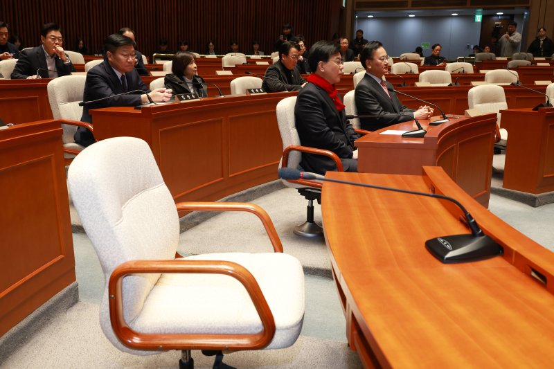 [서울=뉴시스] 고승민 기자 = 21일 서울 여의도 국회에서 열린 긴급 의원총회에서 장동혁 대표의 자리가 비어 있다. 2026.01.21. kkssmm99@newsis.com