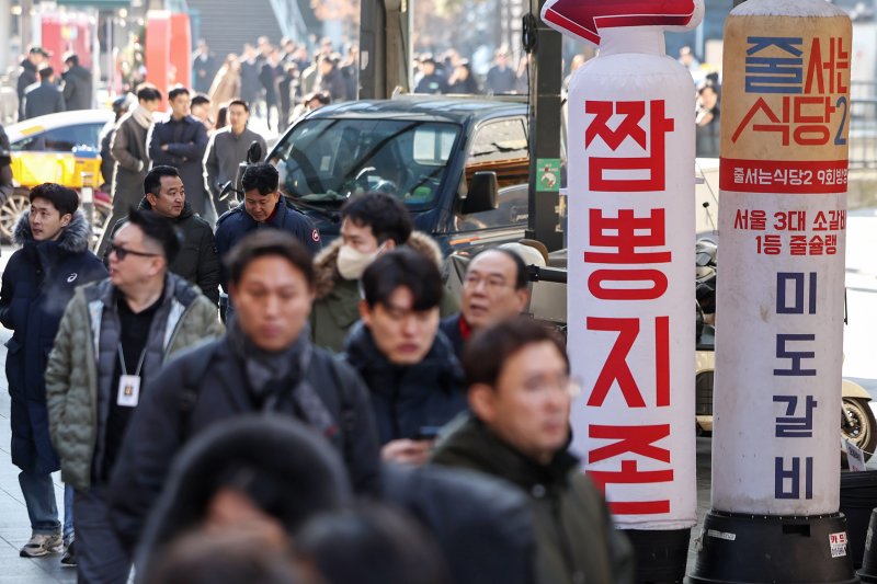서울 종로3가 먹자골목이 점심시간을 맞은 직장인들로 붐비고 있다. ⓒ News1 민경석 기자