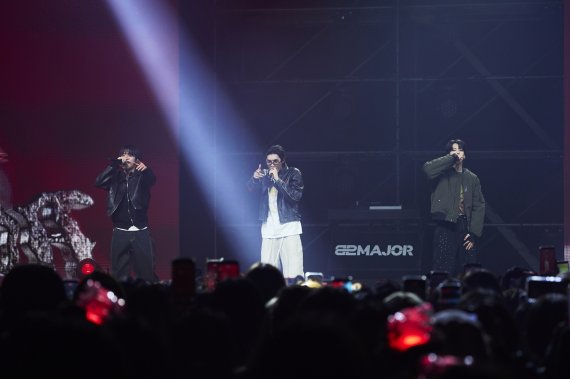 [fn★리뷰] 신곡 공개→파격 퍼포먼스…82메이저의 공연 철학