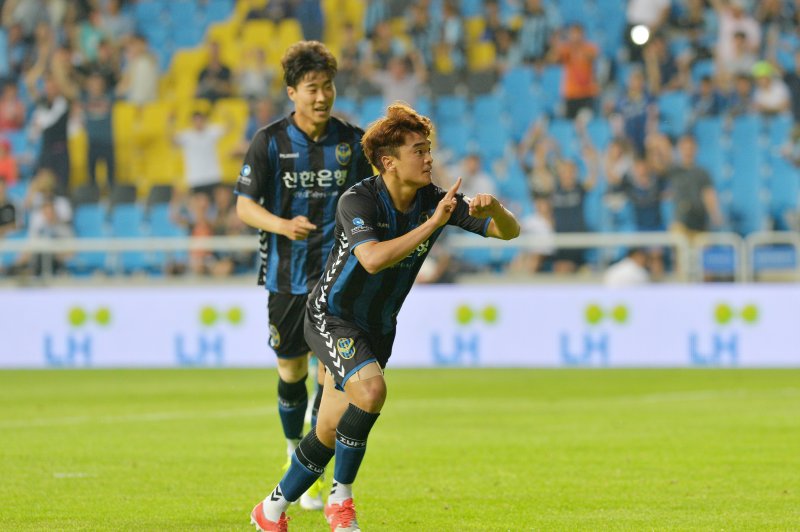 시계를 가리키는 세리머니를 하는 송시우. 2017.7.16/뉴스1 ⓒ News1 구윤성 기자