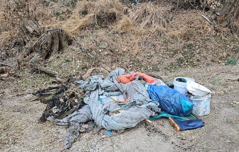 "제 자신이 부끄러웠다"…등산로 쓰레기 홀로 치운 사람의 정체