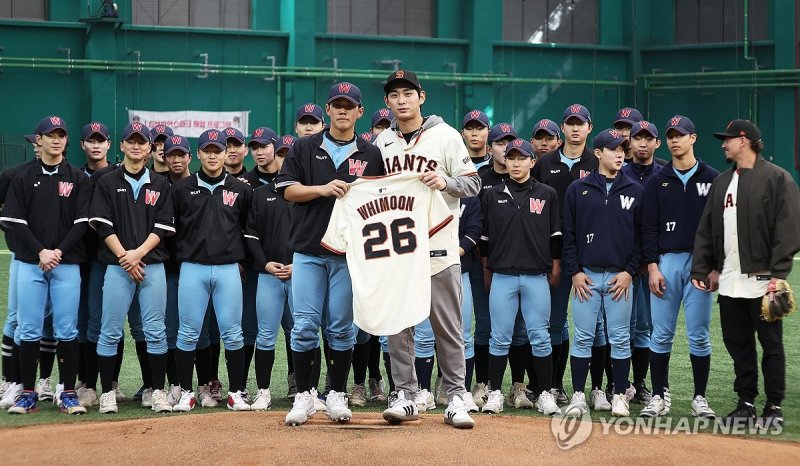 유니폼 전달하는 이정후 (출처=연합뉴스)