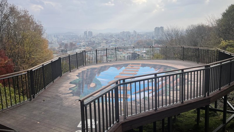 부춘산 황톳길에 조성된 전망데크 모습(서산시 제공. 재판매 및 DB금지)2026.1.26/뉴스1