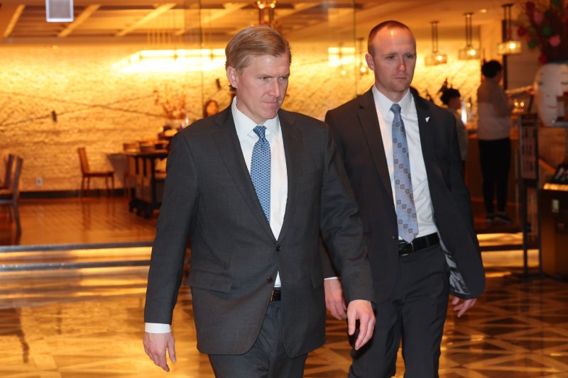 엘브리지 콜비 미국 국방부(전쟁부) 정책담당 차관이 26일 서울 종로구 포시즌스호텔에서 조현 외교부 장관, 제이비어 브런슨 주한미군사령관과 조찬 회동을 마친 뒤 이동하고 있다. 연합뉴스