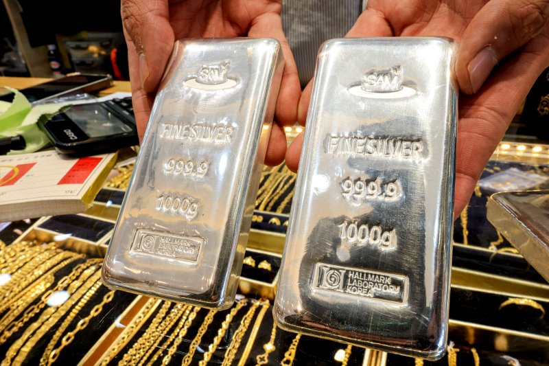 서울 종로구 한 금은방에서 직원이 실버바를 정리하고 있다. 2026.1.21/뉴스1 ⓒ News1 이호윤 기자