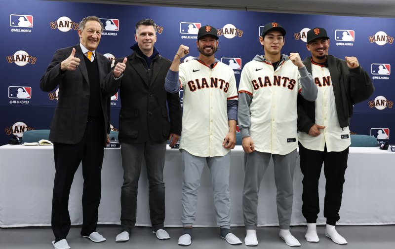 [이천=뉴시스] 최진석 기자 = 샌프란시스코 자이언츠 래리 베어(왼쪽부터) CEO, 버스터 포지 사장, 토니 비텔로 감독, 이정후, 윌리 아다메스가 7일 오후 경기 이천 LG 챔피언스파크에서 열린 샌프란시스코 자이언츠 공식 기자회견에서 포즈를 취하고 있다. 2026.01.07. myjs@newsis.com