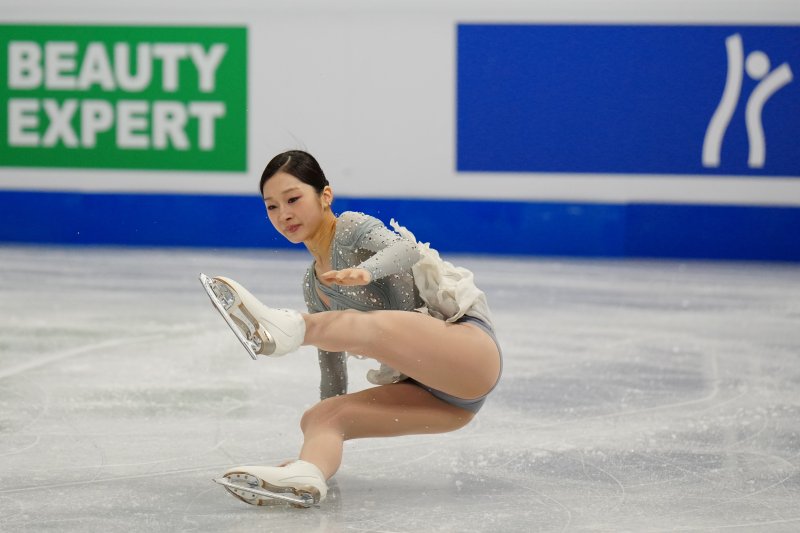 [베이징=AP/뉴시스] 신지아가 22일(현지 시간) 중국 베이징에서 열린 2026 국제빙상경기연맹(ISU) 피겨 스케이팅 사대륙선수권대회 여자 싱글 쇼트프로그램 연기 중 엉덩방아를 찧고 있다. 신지아는 두 차례 넘어지면서 기술점수(TES) 26.32점, 예술점수(PCS) 29.65점에 감점 2점으로 53.97점을 기록해 14위를 기록했다. 2026.01.23.
