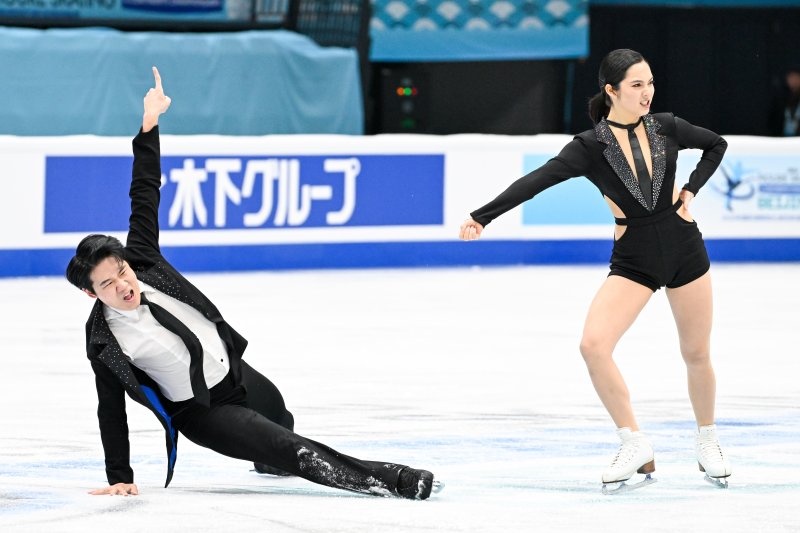 [베이징=신화/뉴시스] 임해나(오른쪽)와 권예가 22일(현지 시간) 중국 베이징에서 열린 2026 국제빙상경기연맹(ISU) 피겨 스케이팅 사대륙선수권대회 아이스댄스 리듬 댄스 연기를 펼치고 있다. 임해나와 권예는 기술점수(TES) 29.65점, 예술점수(PCS) 30.73점으로 66.05점을 기록해 7위에 올랐다. 2026.01.23.