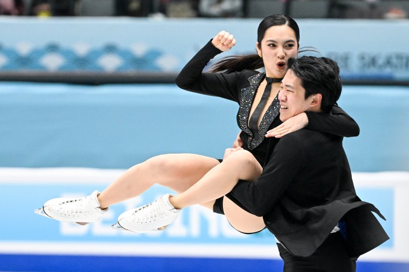 [베이징=신화/뉴시스] 임해나(왼쪽)와 권예가 22일(현지 시간) 중국 베이징에서 열린 2026 국제빙상경기연맹(ISU) 피겨 스케이팅 사대륙선수권대회 아이스댄스 리듬 댄스 연기를 펼치고 있다. 임해나와 권예는 기술점수(TES) 29.65점, 예술점수(PCS) 30.73점으로 66.05점을 기록해 7위에 올랐다. 2026.01.23.